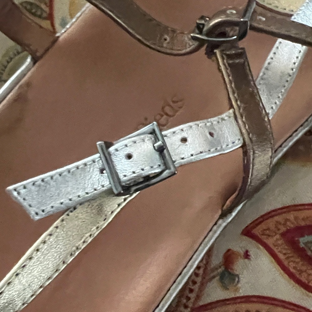 Lamour Des Pieds Women's Strappy Metallic Sandals - Picture 5 of 8
